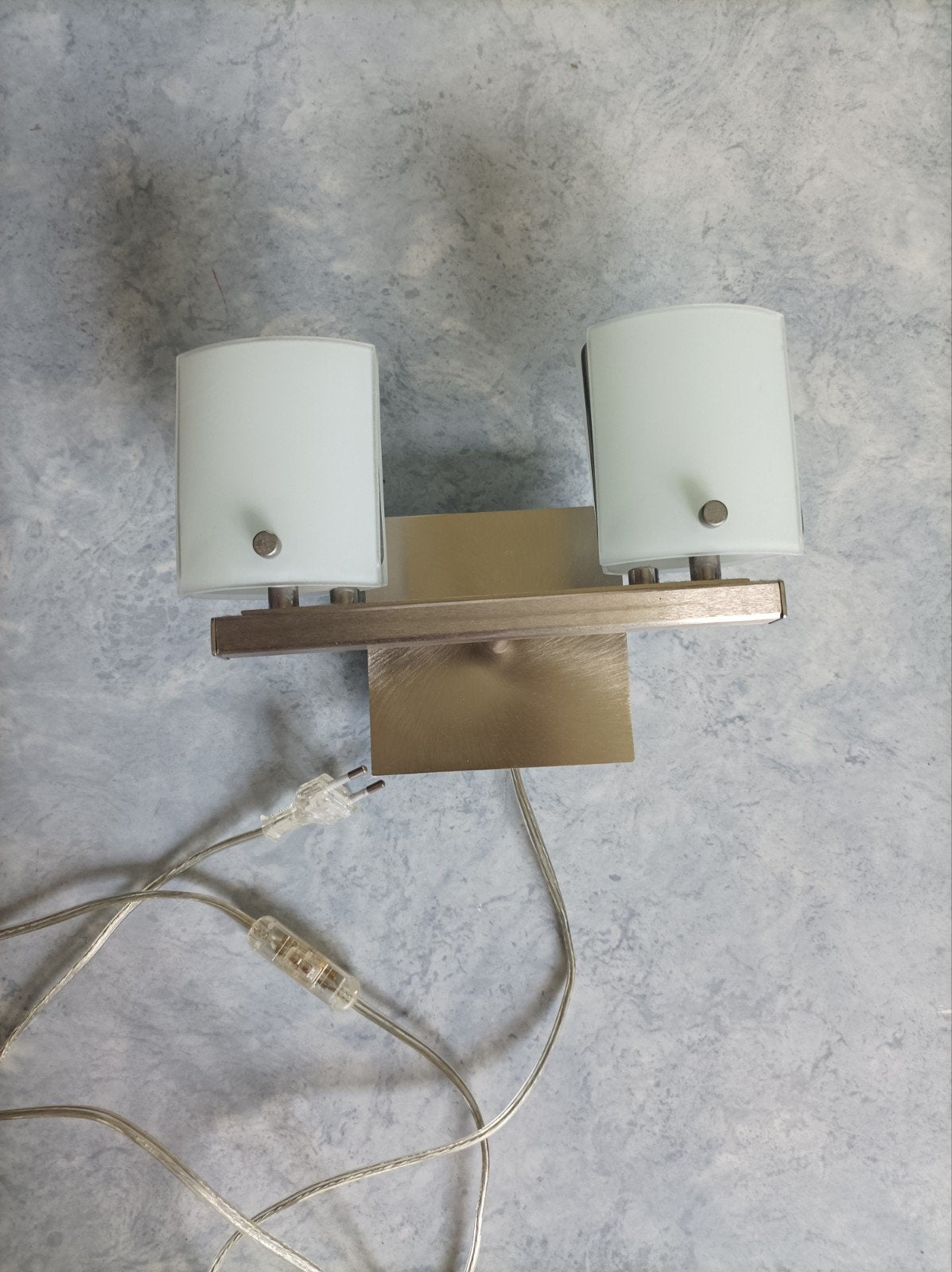 Muurlampje twee witte glazen kapjes en een aan- en uit knipp, Huis en Inrichting, Lampen | Wandlampen, Ophalen of Verzenden