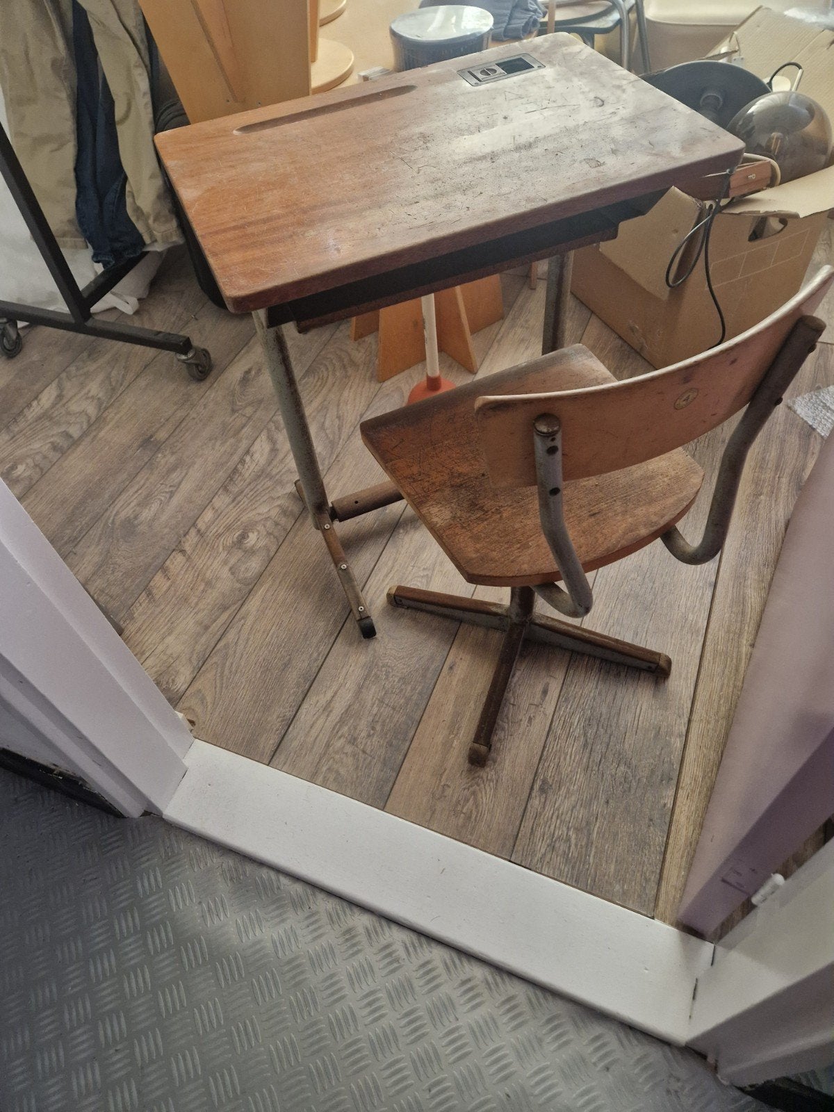 oude schoolbankje met stoeltje, Ophalen