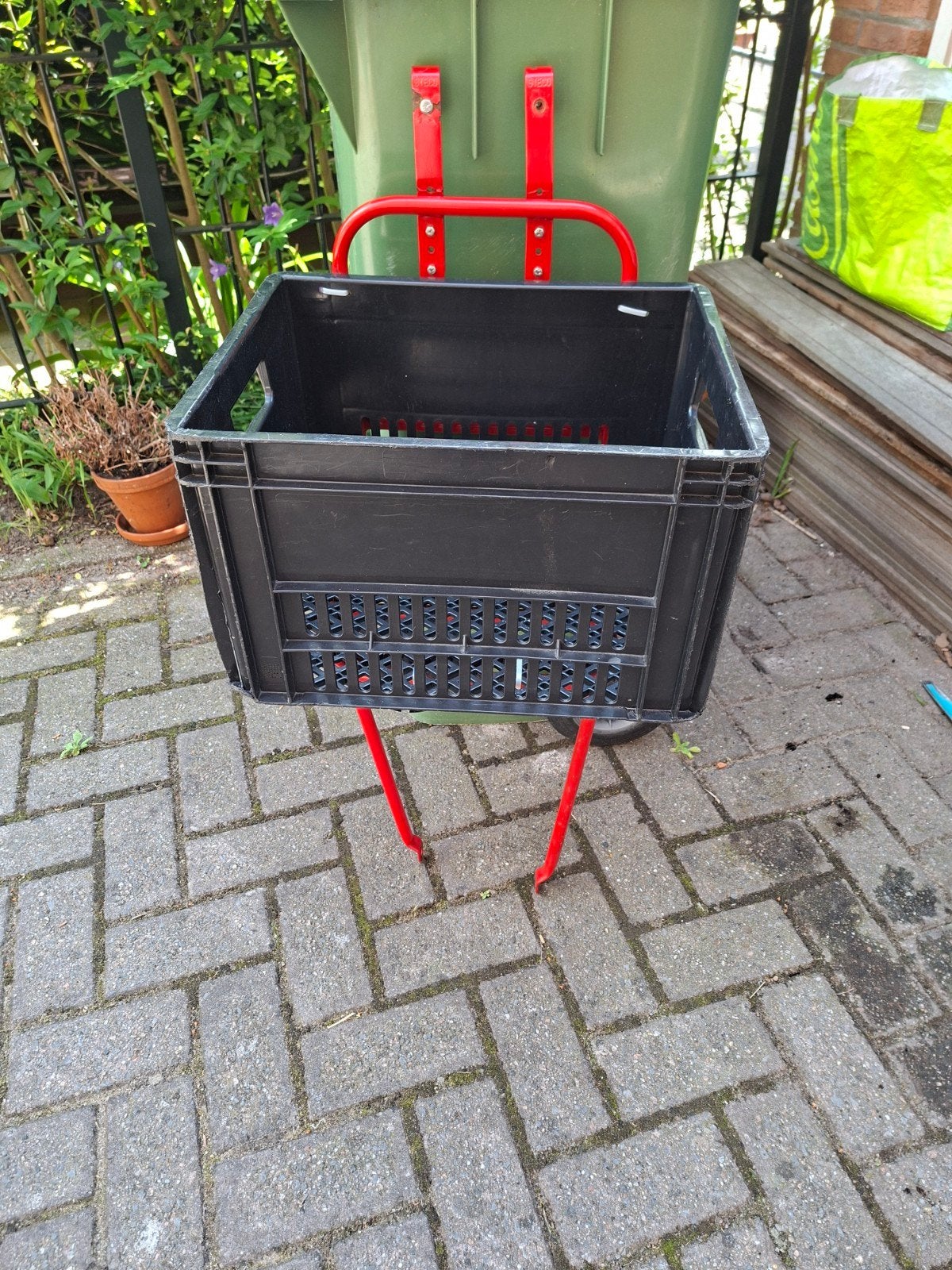 Bagage drager met krat; fietsvoorkant - Zwart/Rood, Fietsen en Brommers, Fietsaccessoires | Aanhangers en Karren, Ophalen, Gebruikt