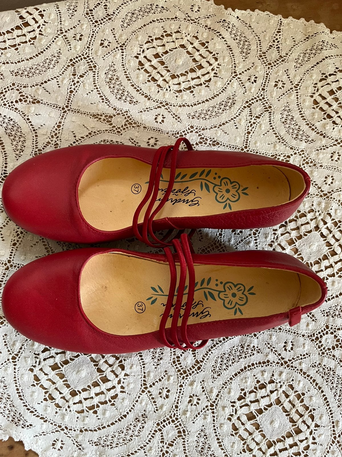 Rode schoenen met hakje, maat 37, Schoenen met lage hakken, Ophalen of Verzenden, Zo goed als nieuw, Rood