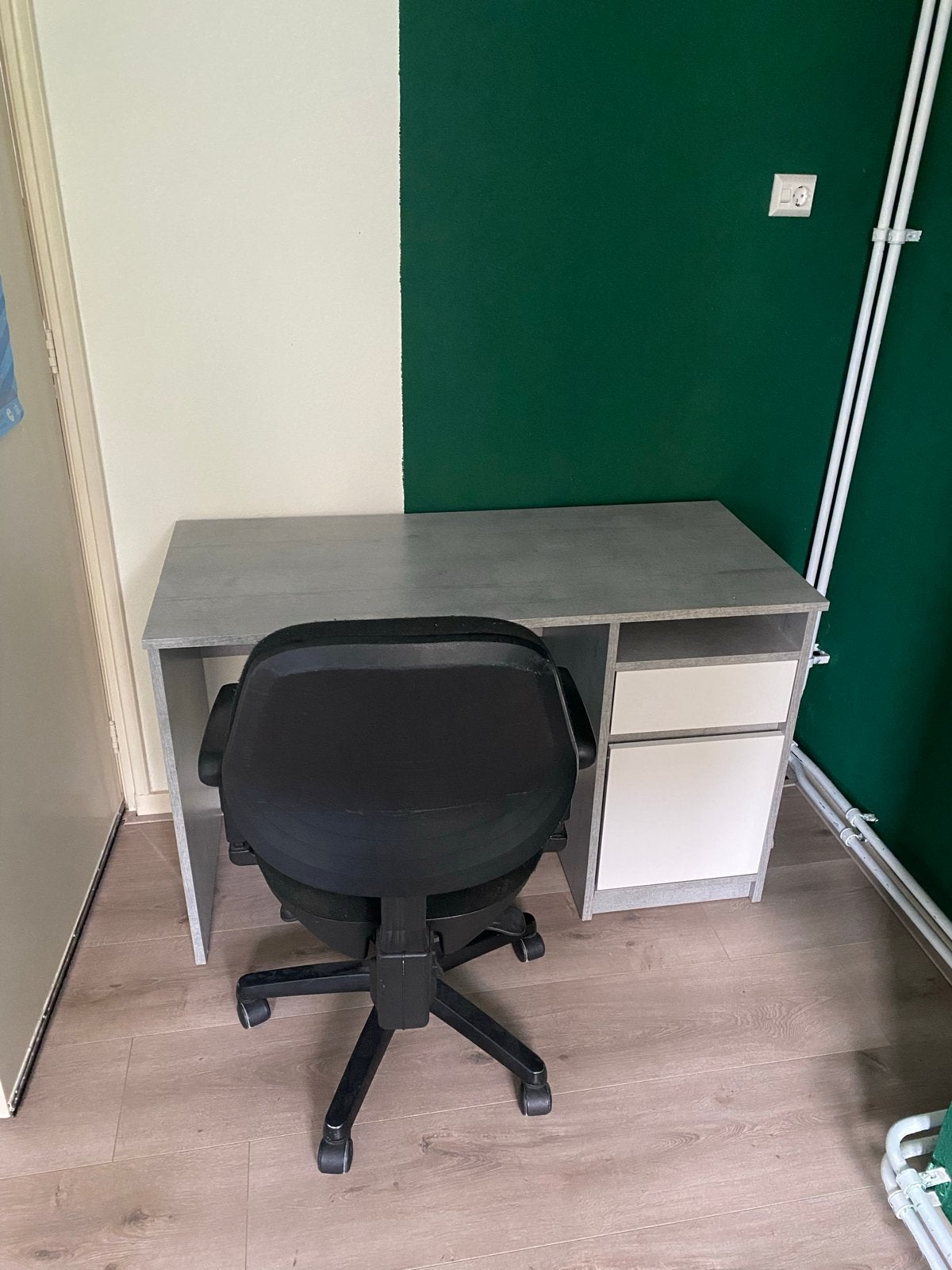 IKEA bureau met bureaustoel - Grijs/Wit, Ophalen, Gebruikt, Met lades, Spaanplaat of MDF