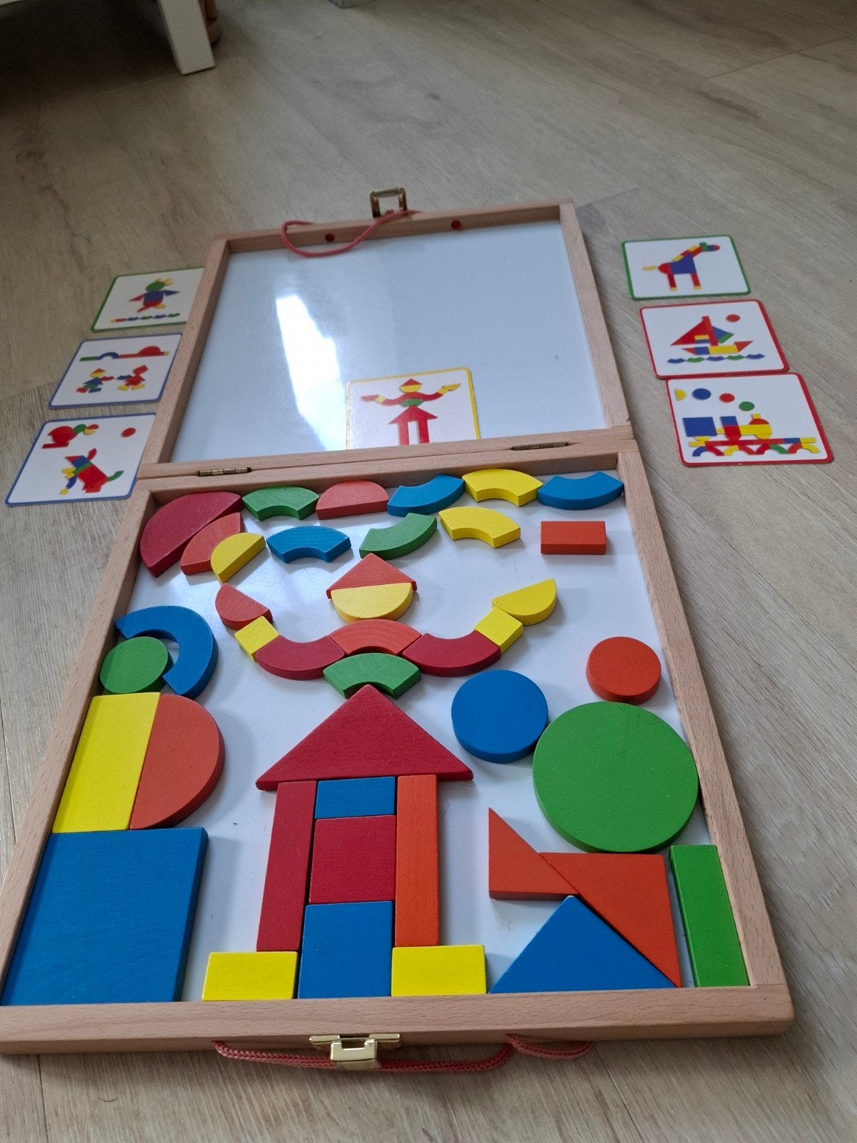 Djeco houten mozaiek compleet en in zeer nette staat, Ophalen, Zo goed als nieuw, Bouwen