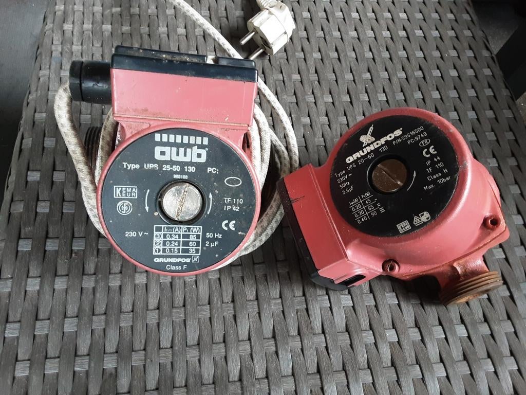 Twee CV pompen, Grundfos en OWB, Doe-het-zelf en Verbouw, Verwarming en Radiatoren, Overige typen, Minder dan 200 watt, Minder dan 30 cm