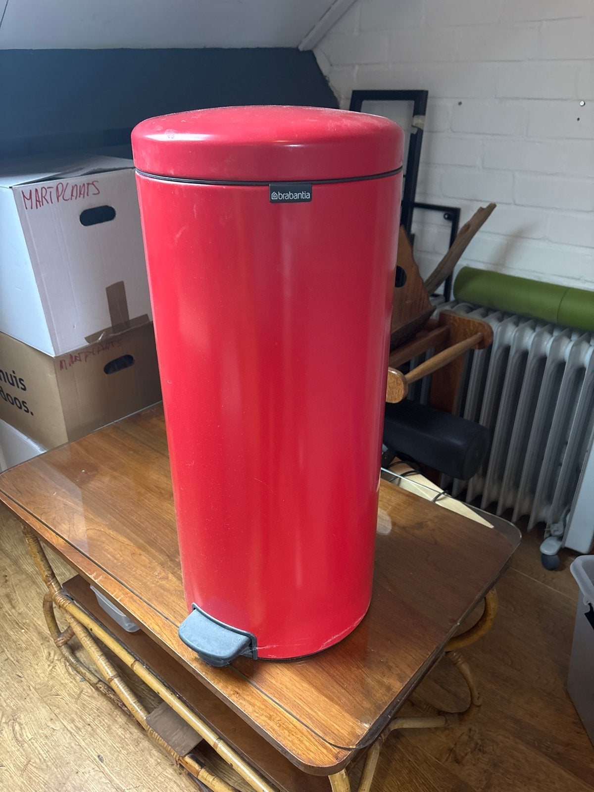 Brabantia prullenbak rood met pedaal, Ophalen, Gebruikt, Met pedaal, 20 tot 30 liter