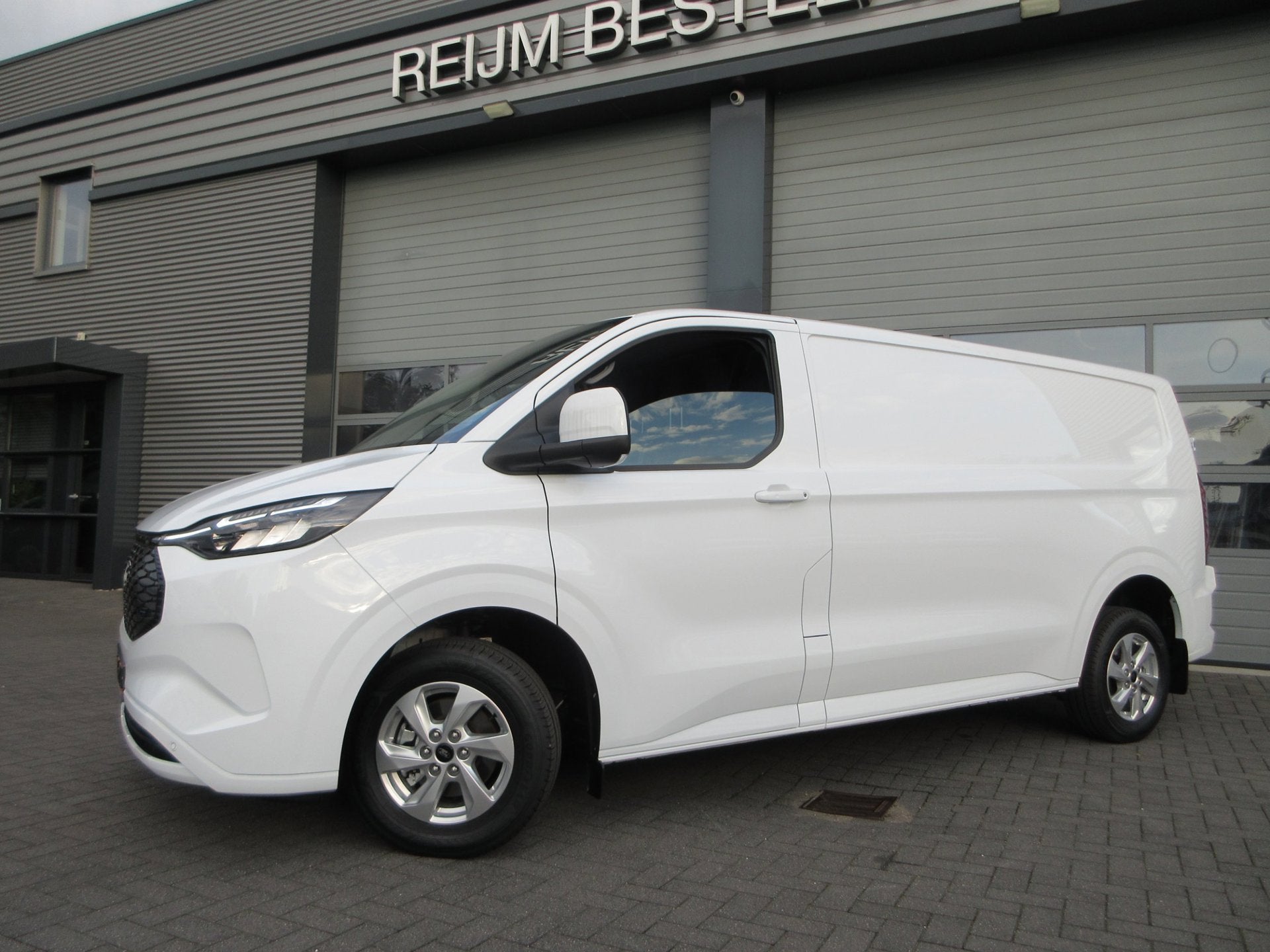 Ford E-Transit Cust. 340 L2, Limited, 71kWh, 218pk, Carplay,, Automaat, Achterwielaandrijving, Gebruikt, 71 kWh