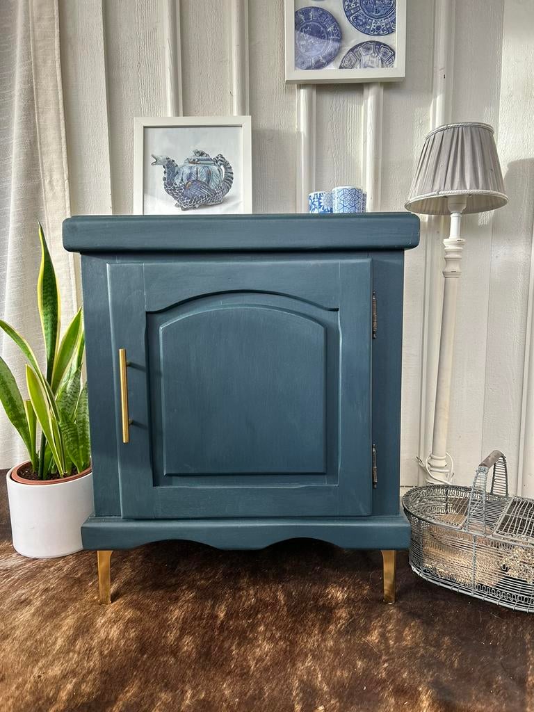 Nachtkastje donkerblauw met gouden details, Huis en Inrichting, Slaapkamer | Nachtkastjes, Nieuw, 55 tot 70 cm, Minder dan 45 cm