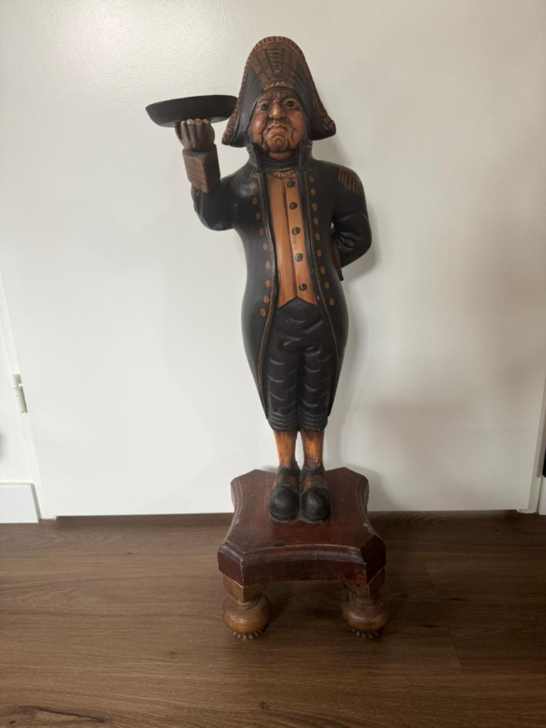 Oude houten butler Mr Bumble, Ophalen