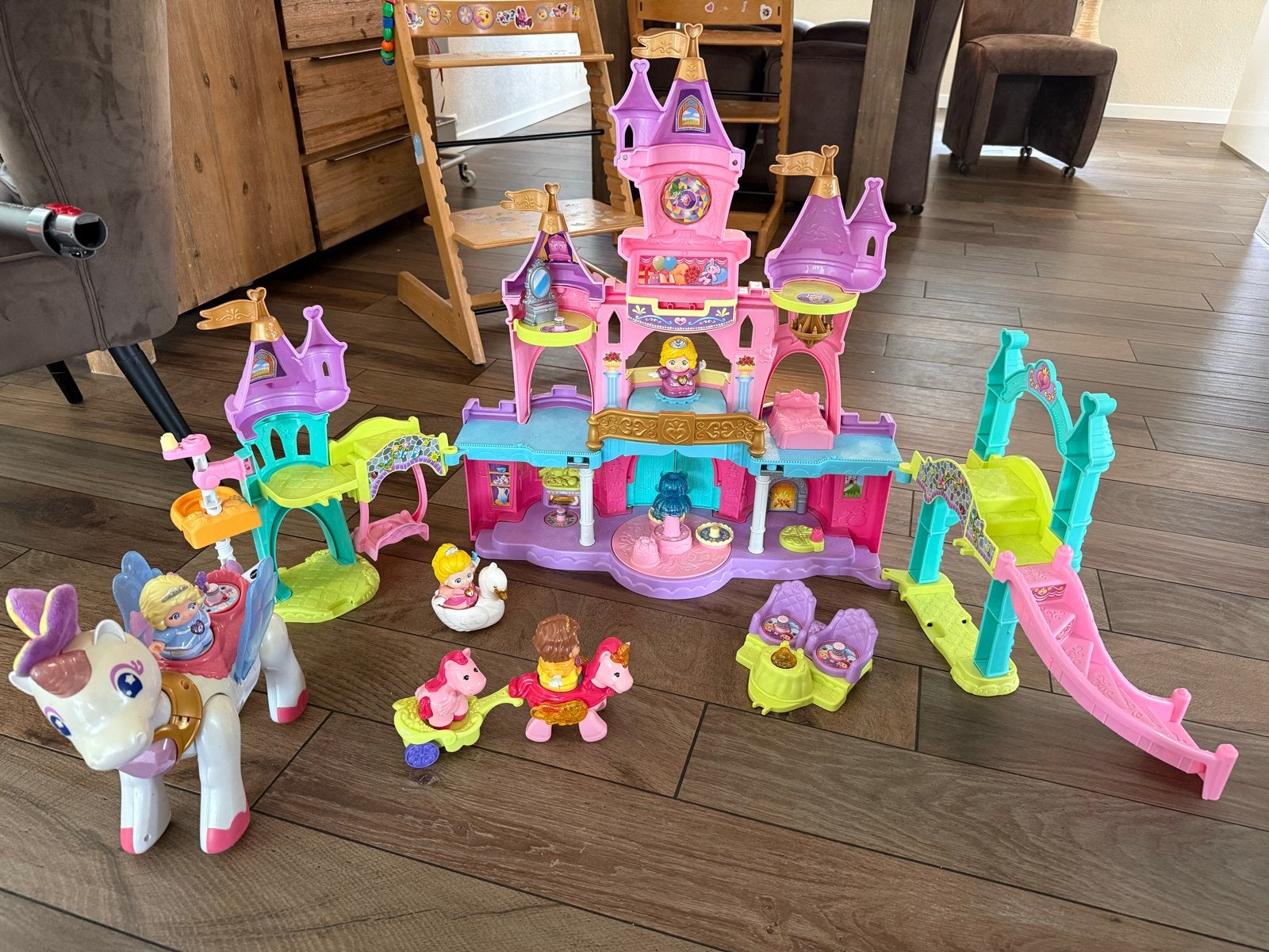Vtech vrolijke vriendjes Kasteel met 4 poppetjes en extra’s, Ophalen, Gebruikt, Meisje