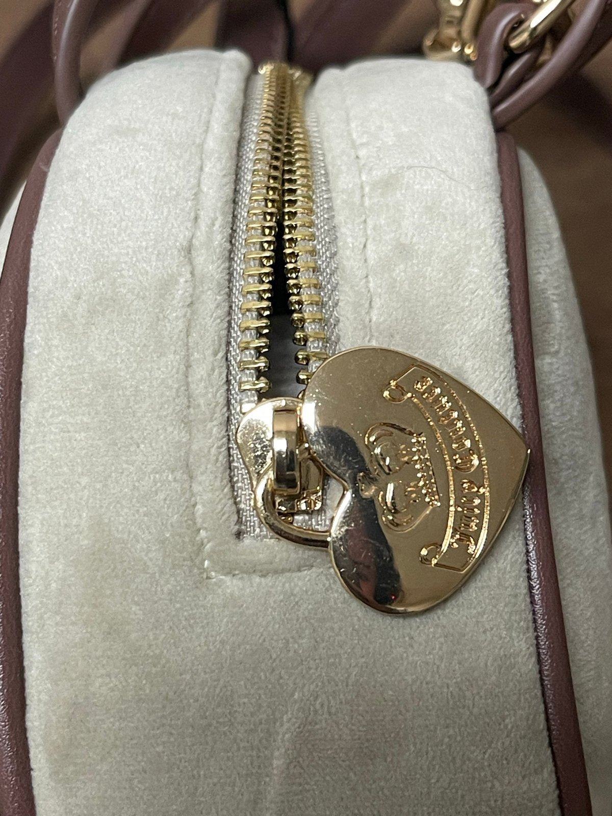 Juicy Couture Schoudertasje - Zo goed als nieuw, Ophalen of Verzenden, Nieuw, Beige, Schoudertasje
