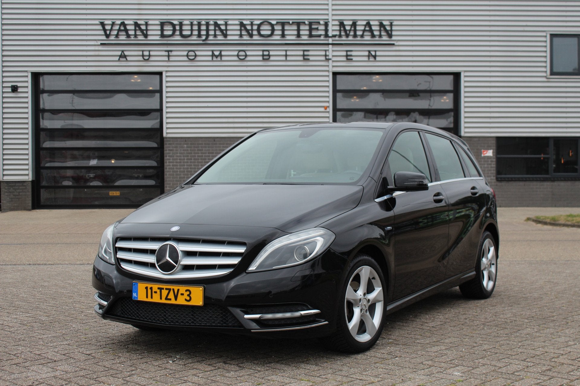Mercedes-Benz B-Klasse 180 Ambition / Leer / Navigatie / N.A, Euro 5, 1325 kg, Gebruikt, 4 cilinders