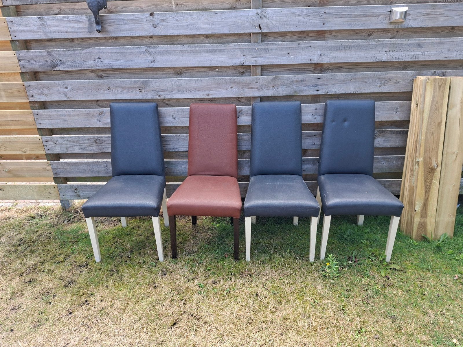 Gratis: 4 eetkamerstoelen, 3x zwart, 1x bruin, Ophalen, Hout, Gebruikt, Zwart