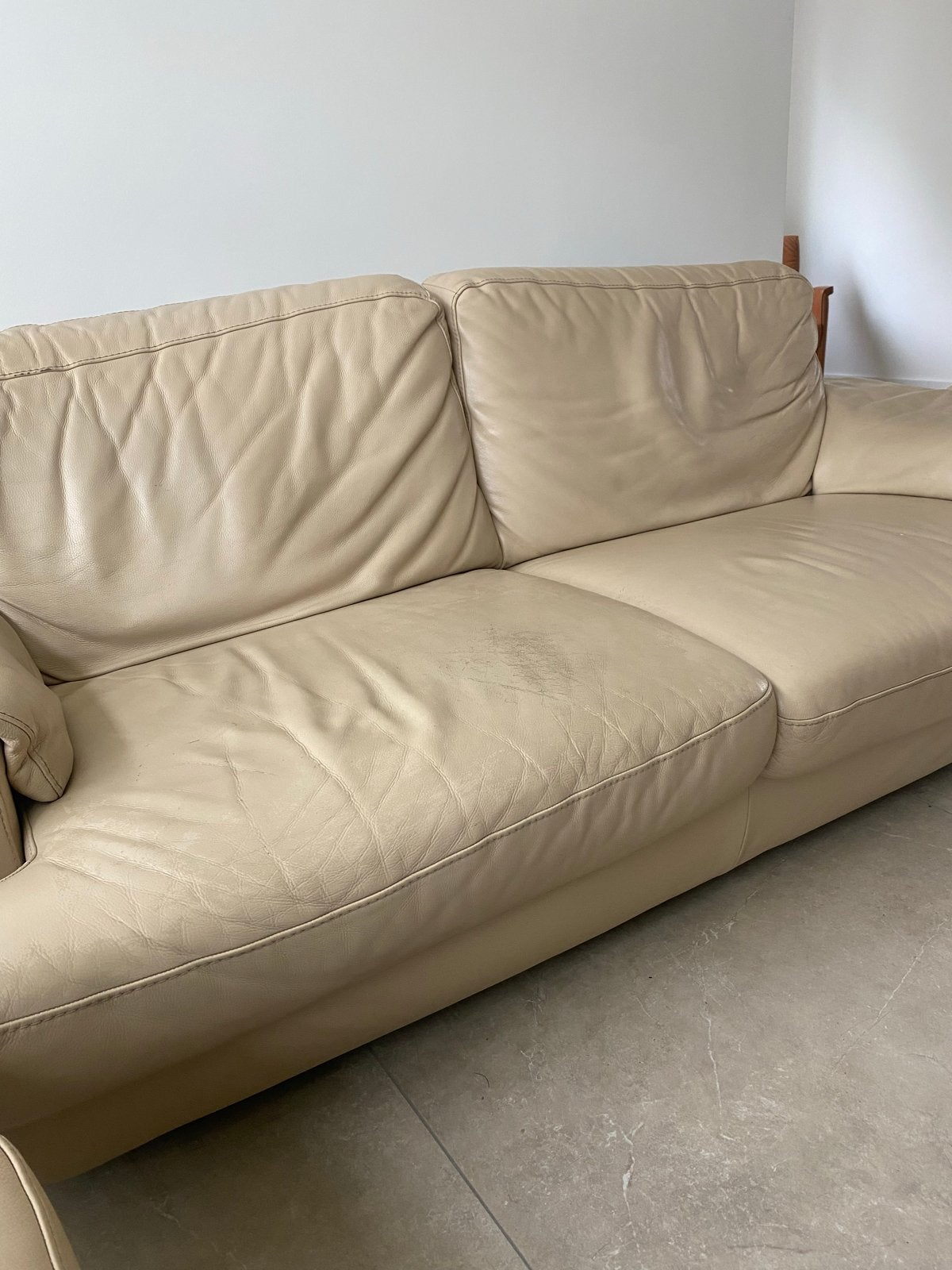 Gratis leren bank - Beige, comfortabel en ruim, Gebruikt, Driepersoons, Ophalen of Verzenden, Rechte bank