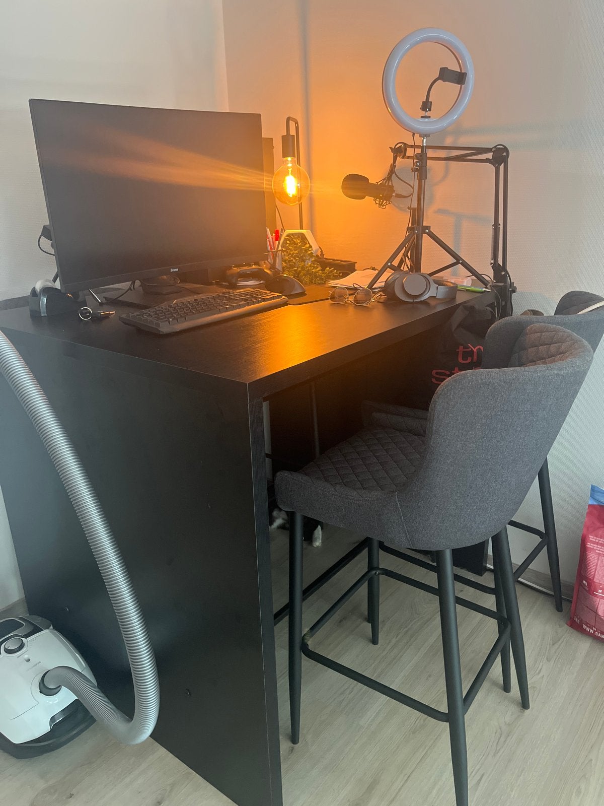 Moderne bar met 4 barkrukken, Ophalen, Zo goed als nieuw, Inclusief barstoelen