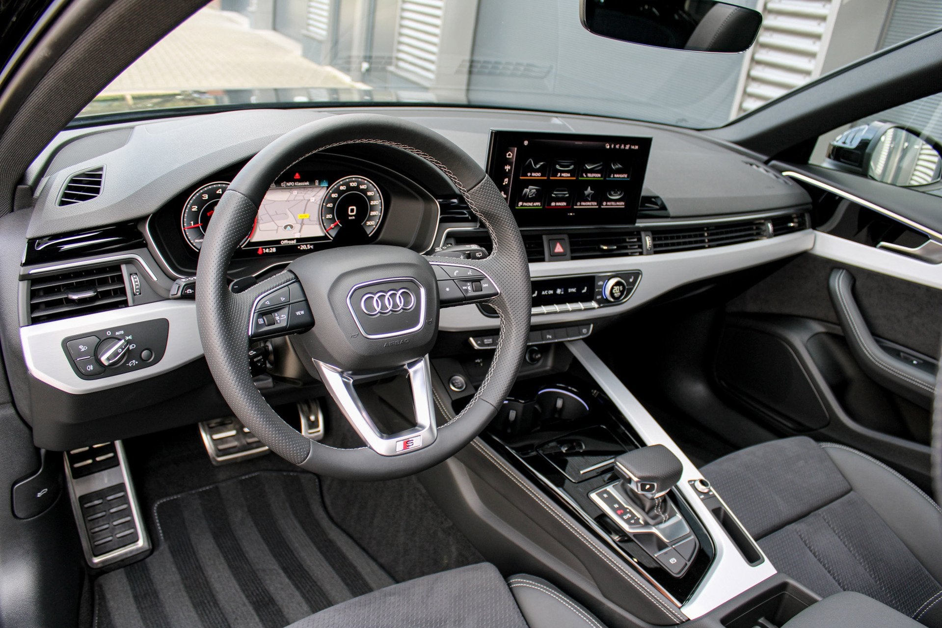 Foto 3 van Audi A4 Avant 40 TFSI S edition Competition | 204PK | Pano |