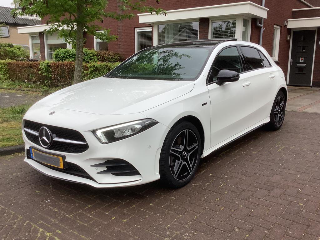 Mercedes A250e AMG PANO DAK NIGHT PAKKET SFEER VERLICHT LED!, Auto's, 4 cilinders, Wit, 218 pk, Te koop