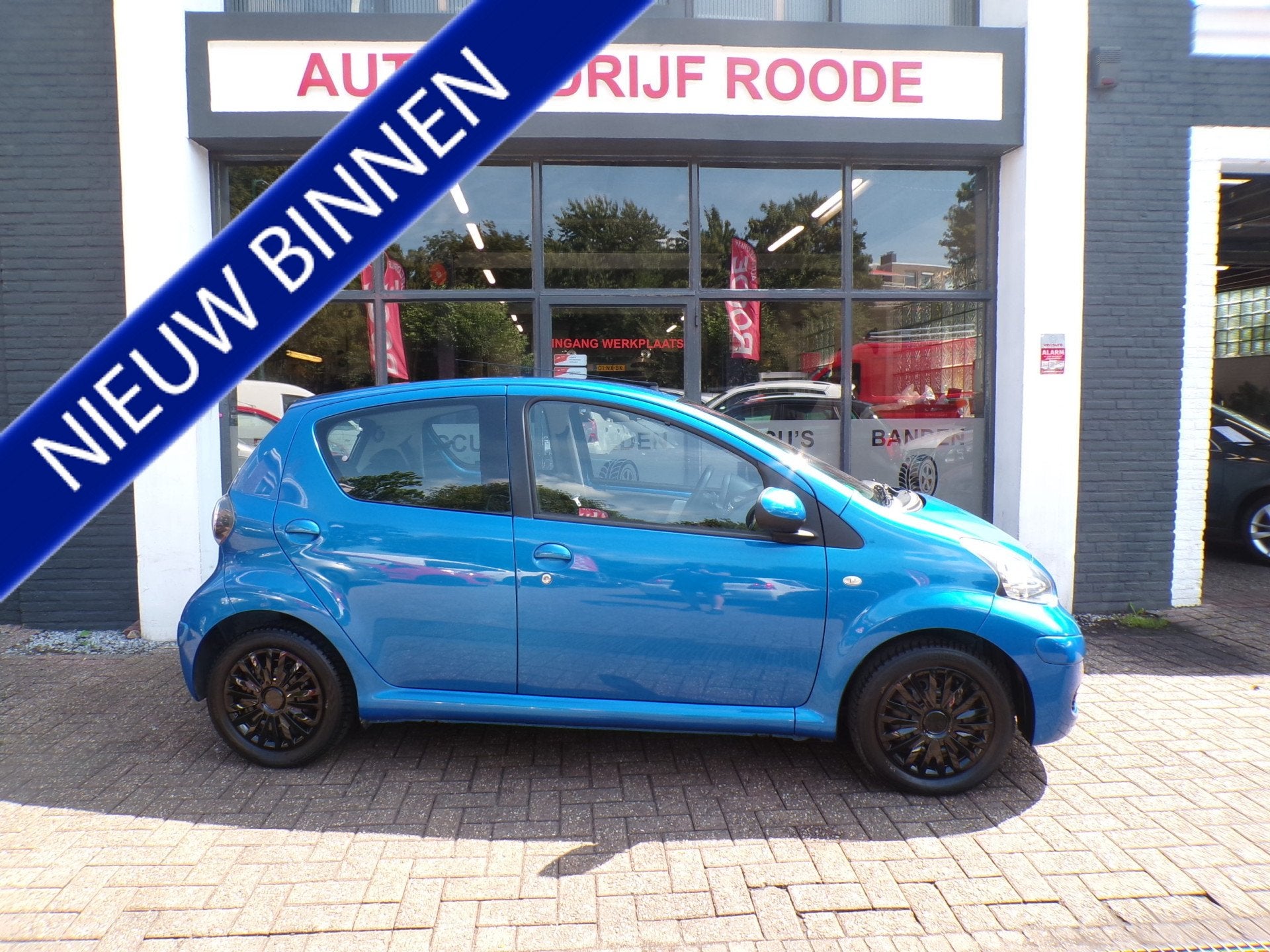 Toyota Aygo 1.0-12V Dynamic Blue Airco Nieuwe apk (bj 2011), Auto's, Toyota, Voorwielaandrijving, Stof, Gebruikt, Zwart