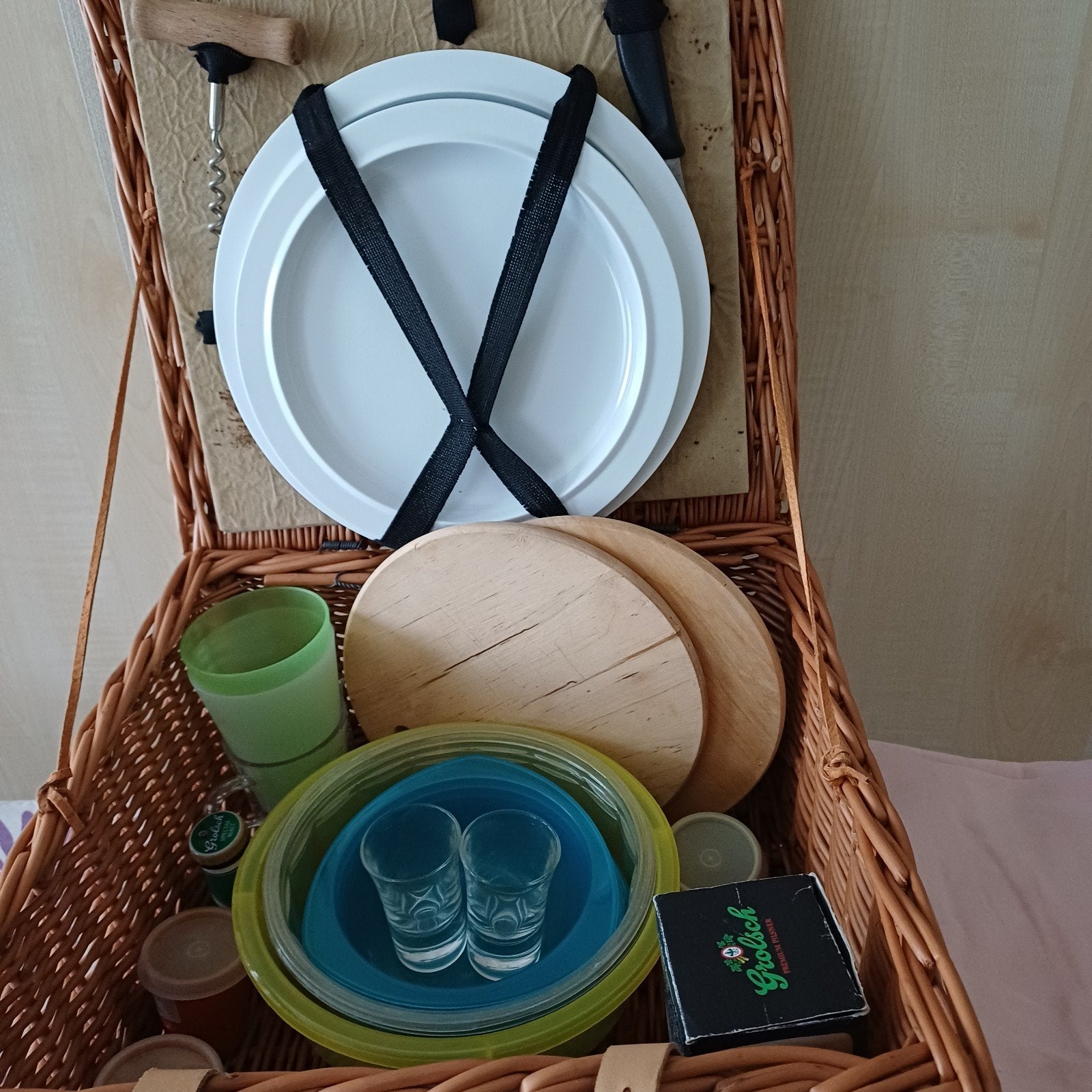 Rieten camping mand met inhoud beginnende kampeerder, Ophalen of Verzenden