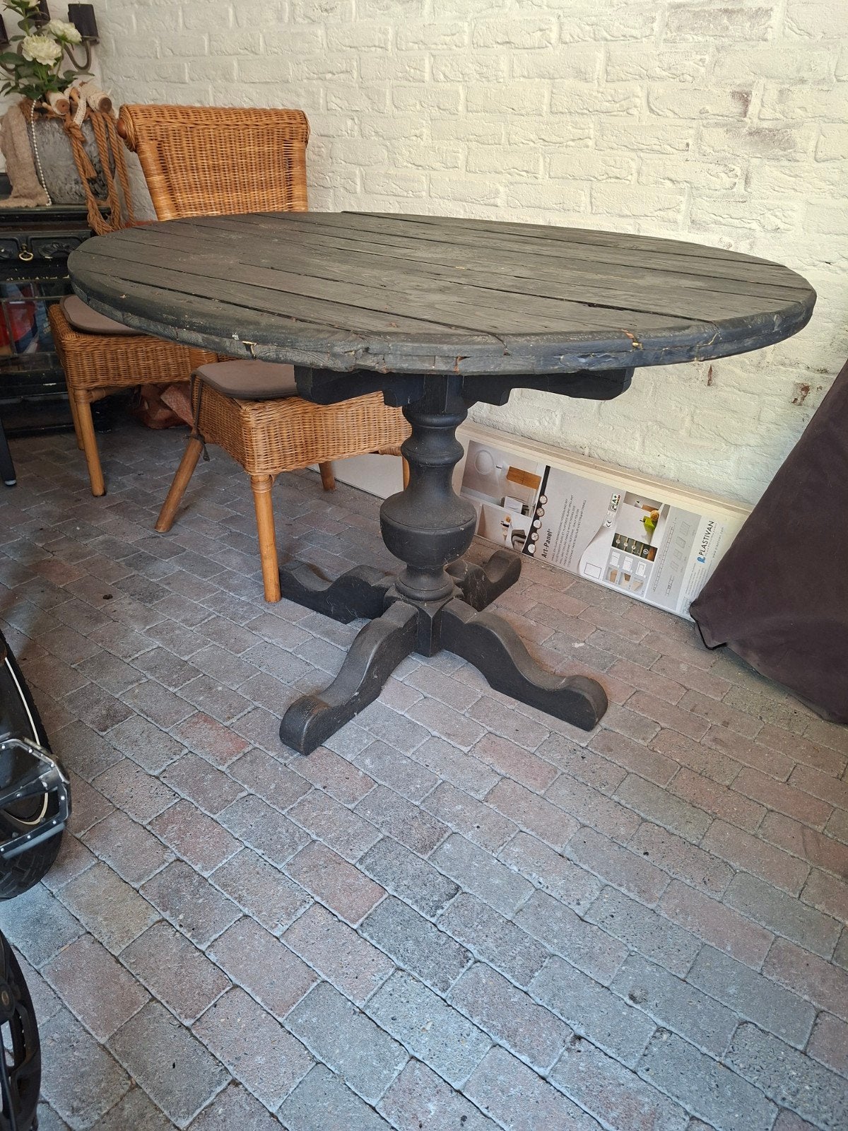 Robuuste ronde eettafel, zwart hout, 110 cm diameter, Huis en Inrichting, Tafels | Eettafels, Ophalen, Gebruikt, 100 tot 150 cm