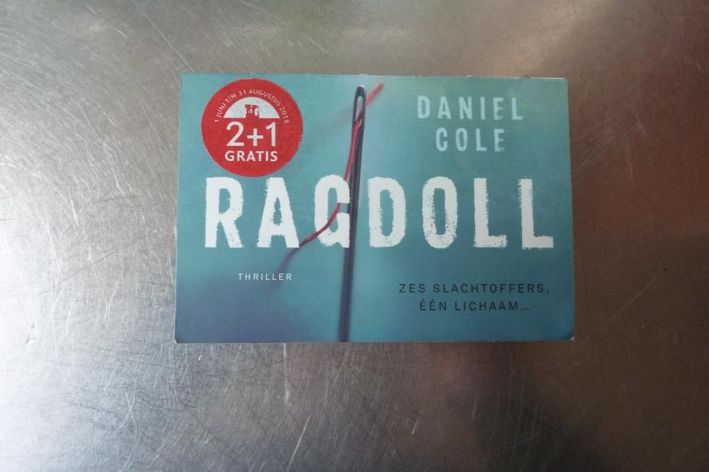 dwarsligger 445 Daniel Cole - Ragdoll, Boeken, Thrillers, Zo goed als nieuw, Ophalen of Verzenden