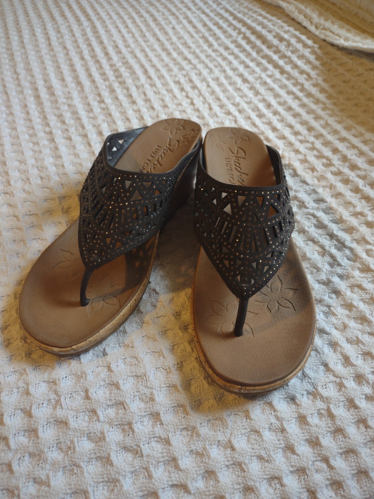 Skechers Luxe Foam Slippers met sleehak - Maat 40, Kleding | Dames, Slippers, Skechers, Bruin, Ophalen of Verzenden