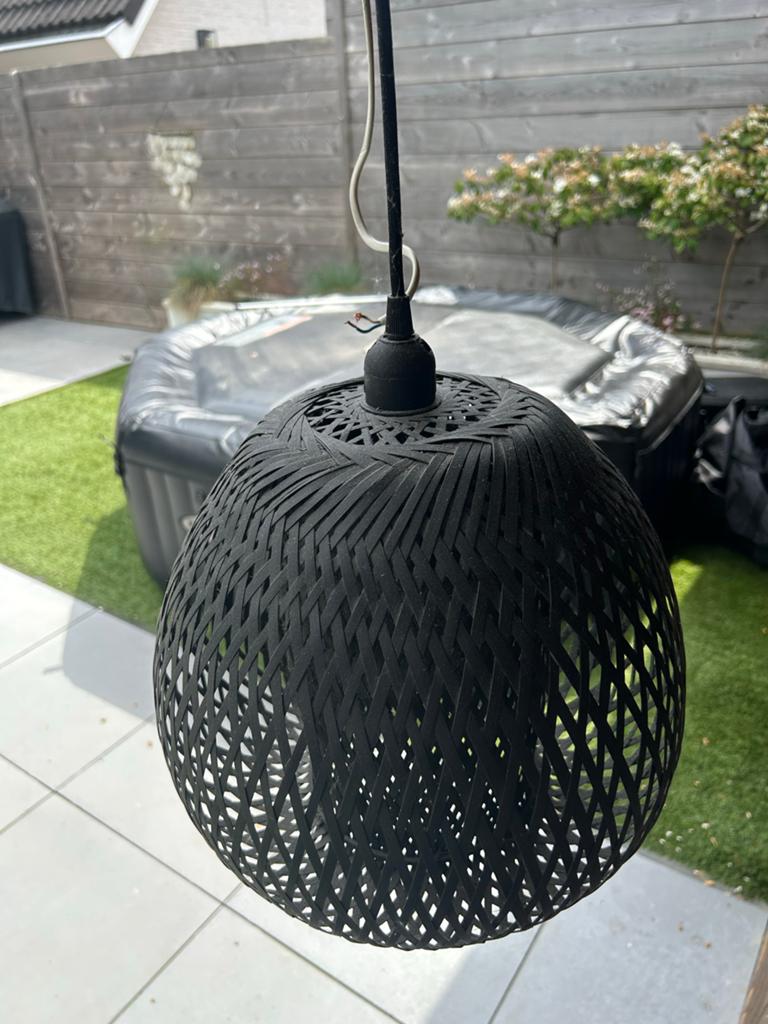 Twee zwarte hanglampen voor buiten of overkapping, Huis en Inrichting, Lampen | Hanglampen, Ophalen, Gebruikt, Overige materialen