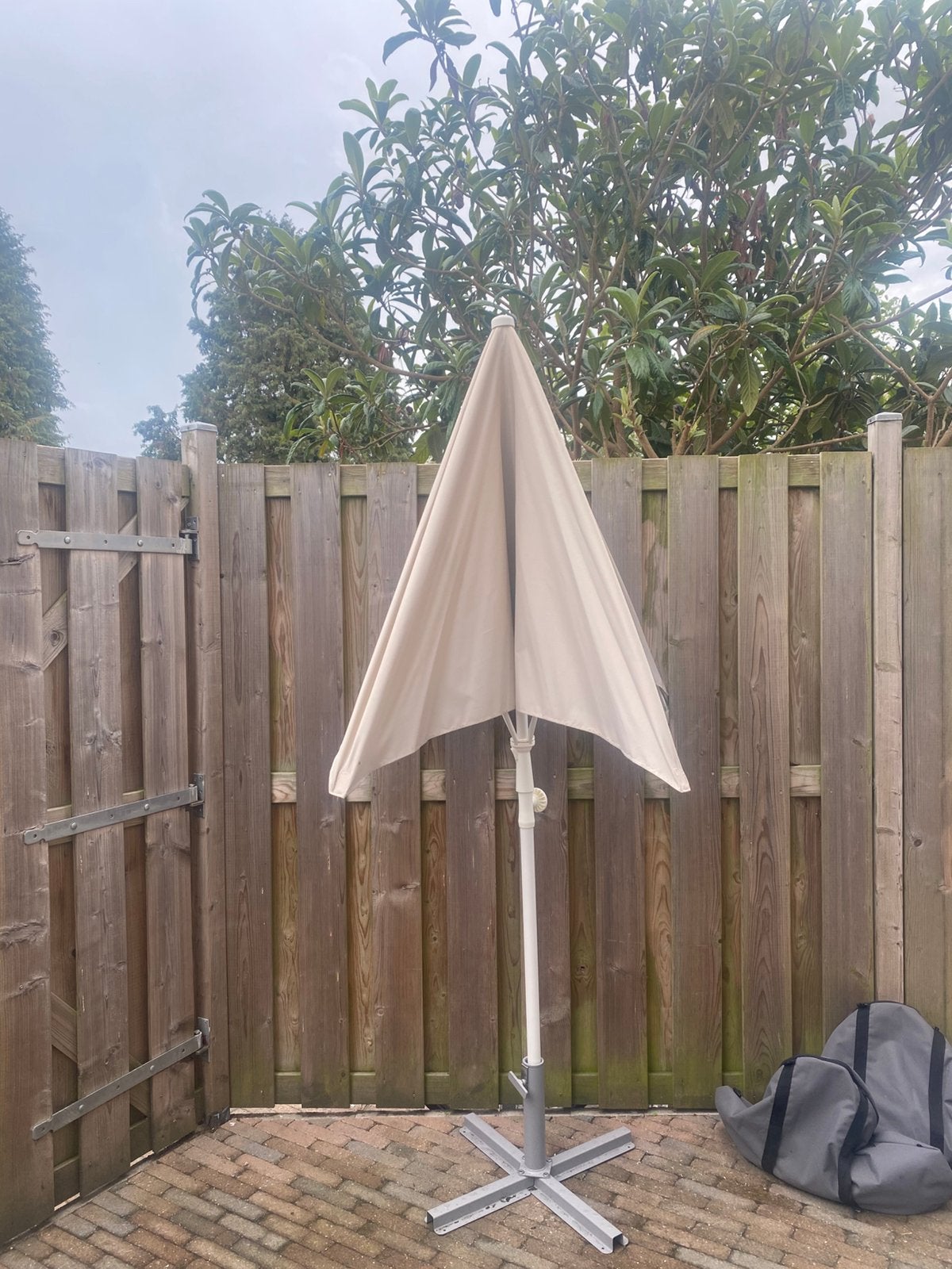 2x TVETO / IGGON parasol beige met voet, Ophalen, Zo goed als nieuw, Minder dan 1 meter, Parasolvoet
