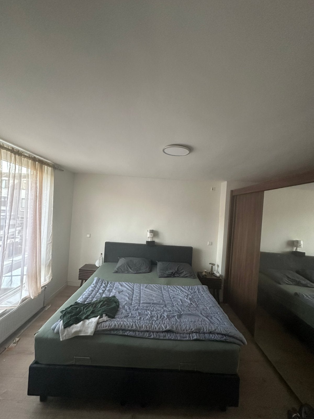 Bed with medium hybrid mattress 180 x 200, Ophalen, Tweepersoons, Zo goed als nieuw, 180 cm