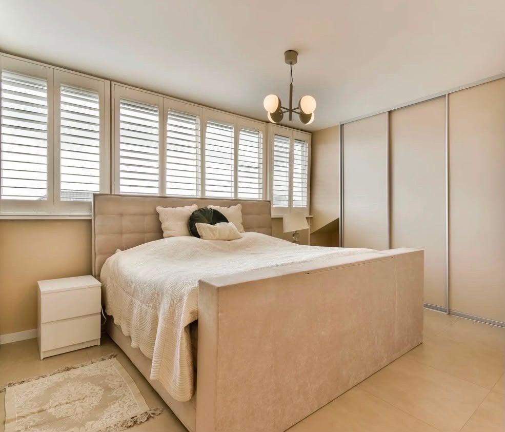 Swiss Sense Royal Line bed met TV lift en verstelbare delen, Huis en Inrichting, Slaapkamer | Bedden, Ophalen, Verstelbaar, Beige