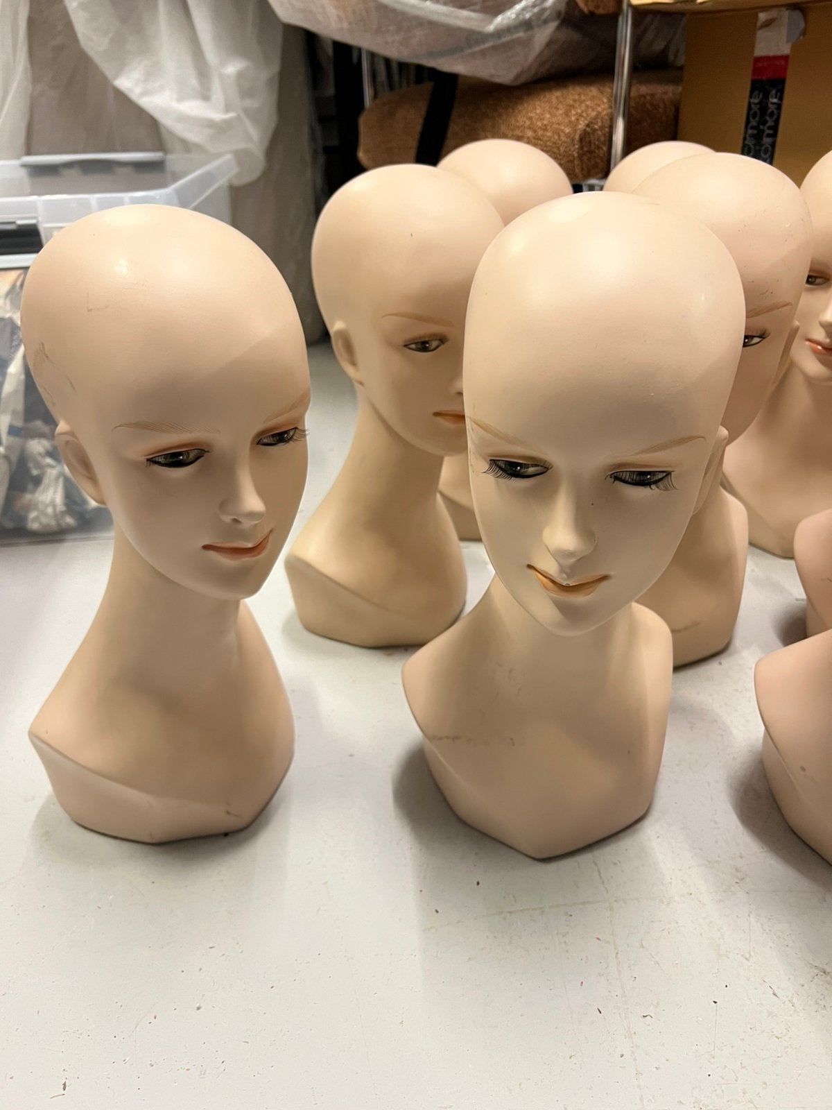 9 Pruiken, demonstratie  koppen keramiek, Ophalen, Zo goed als nieuw, Boek