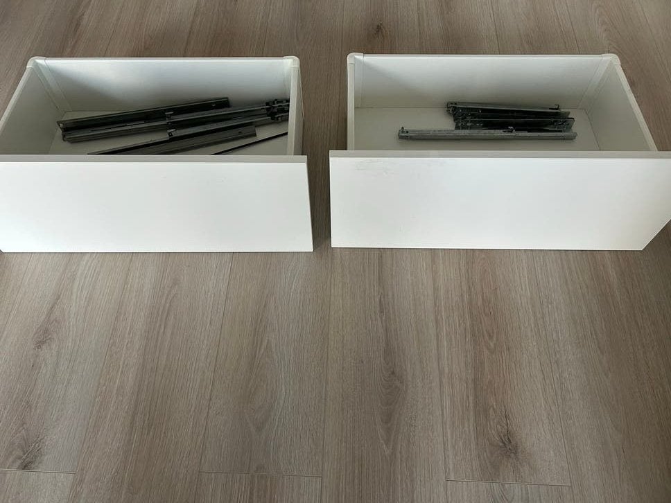 Twee IKEA Bestå Selsviken hoogglans lades 60x38cm met rails, Huis en Inrichting, Kasten | Ladekasten, Ophalen, Kunststof, 1 of 2 laden