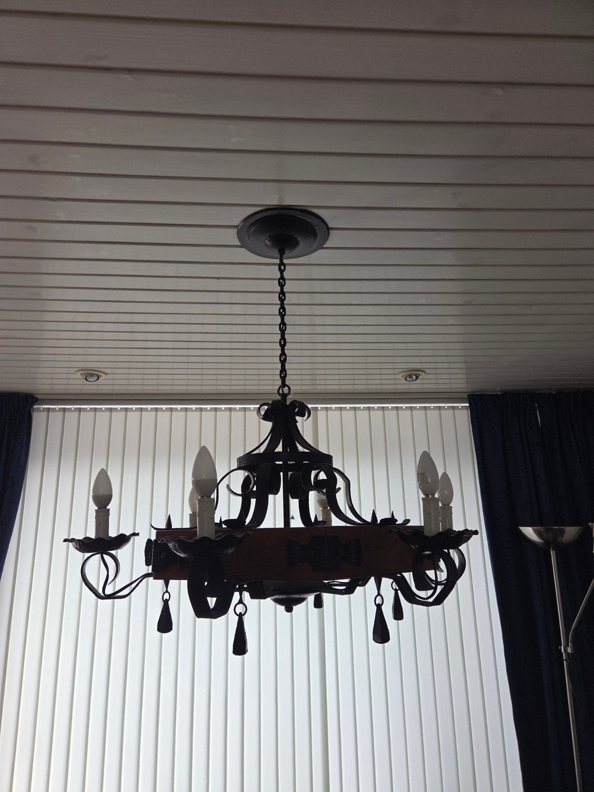Rustieke smeedijzeren kroonluchter met houten accenten, Huis en Inrichting, Ophalen, Gebruikt, Hout, Klassiek