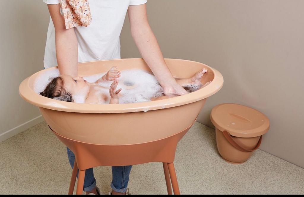 Luma Babybadje zalmkleurig met 4 stevige poten en dop, Kinderen en Baby's, Badjes en Verzorging, Ophalen of Verzenden, Zo goed als nieuw