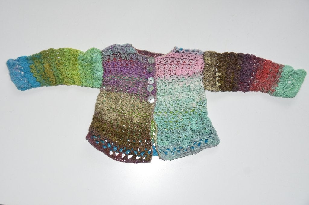 Lief gehaakt baby vestje met parelmoer knoopjes Handgemaakt, Verzenden, Zo goed als nieuw, Jongetje of Meisje, Truitje of Vestje