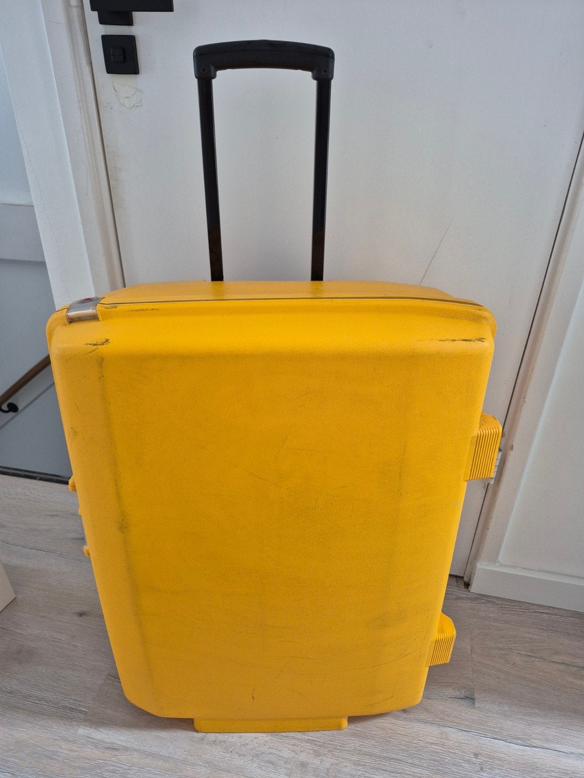 Gele rolkoffer met twee wieltjes, Sieraden, Tassen en Uiterlijk, Tassen | Reistassen en Weekendtassen, Ophalen