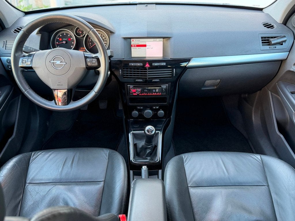 Opel Astra 1.6|NAP|AIRCO|LEER|STOELVW|CRUISE|BOEKJE|DISTRVV!, Auto's, Opel, Voorwielaandrijving, 15 km/l, Gebruikt, Zwart
