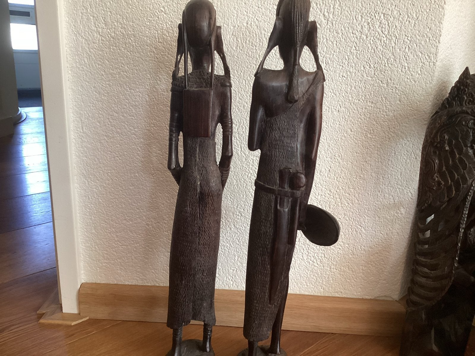 Twee handgesneden Afrikaanse beelden van donker hout, Antiek en Kunst, Hout, Bruin, Afrika, Handgemaakt