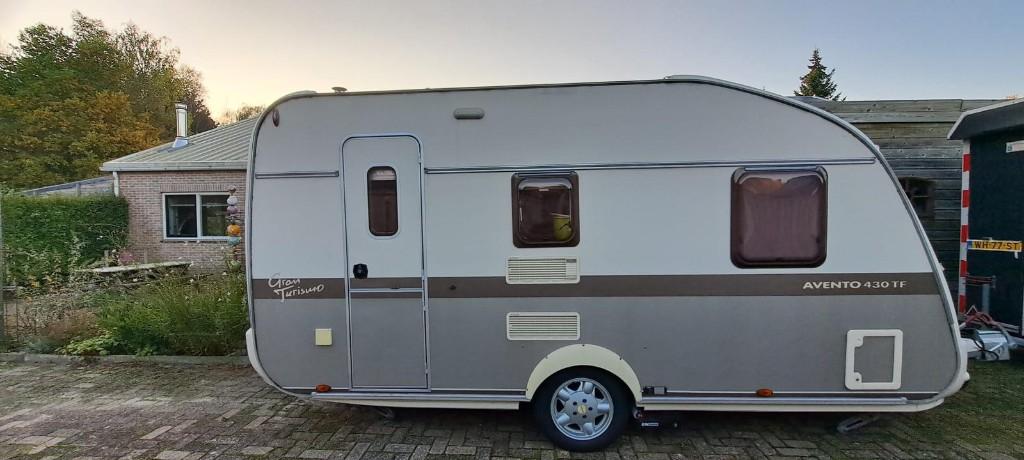 Avento 430 met voortent en mover in topconditie, Caravans en Kamperen, Caravans, Kachel, Standaardzit, Particulier, 4 tot 5 meter