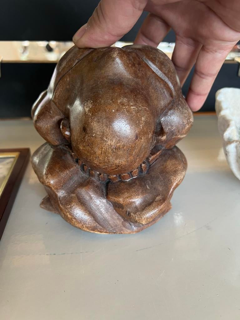 Uniek handgesneden houten beeldje: 'Orang Malu' (Verlegen Ma, Antiek en Kunst, Kunst | Beelden en Houtsnijwerken, Minder dan 20 cm