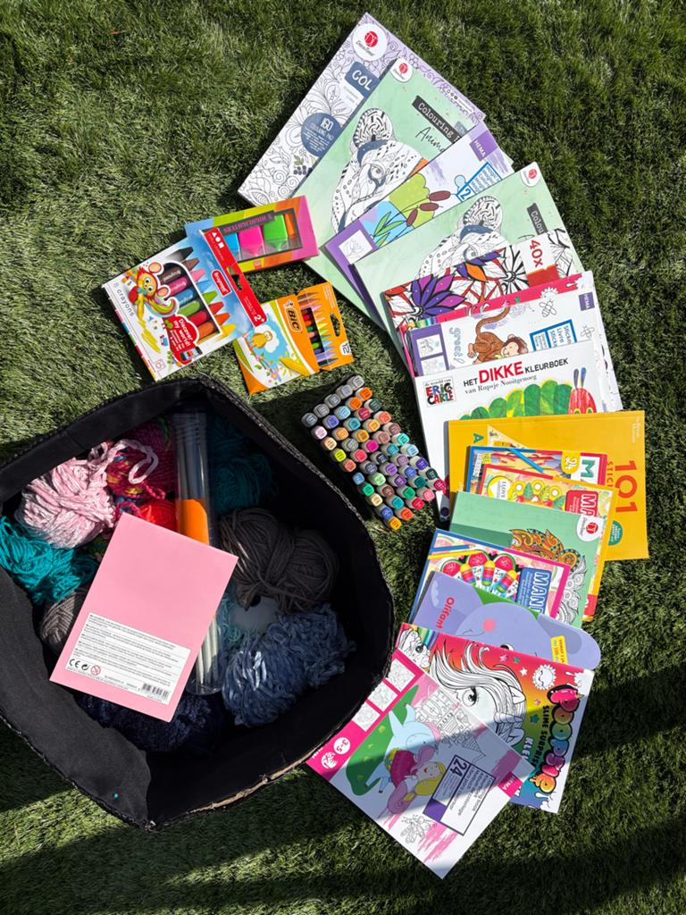 Creatieve mand: kleurboeken, stiften, wol & breinaalden, Textiel, Meerkleurig, Ophalen of Verzenden, Zo goed als nieuw