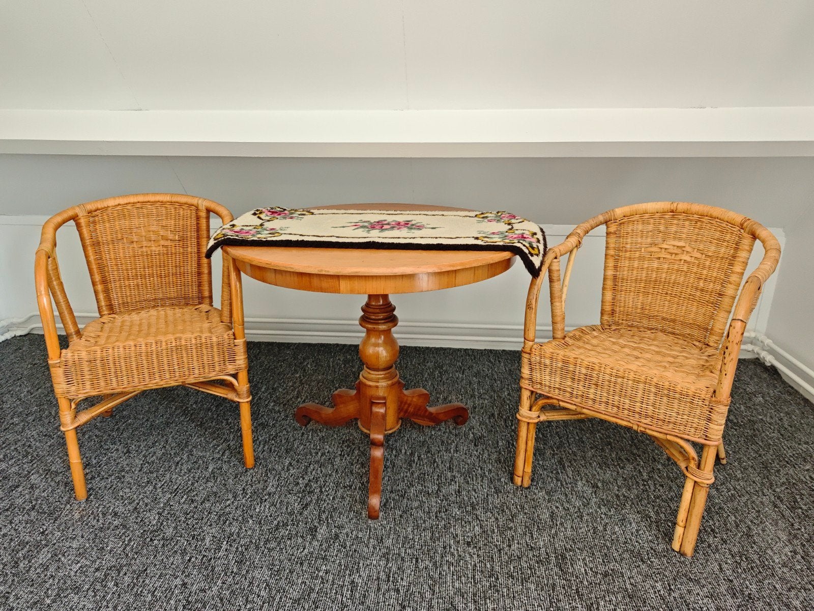 Rotan stoelen met antieke ronde tafel, Ophalen