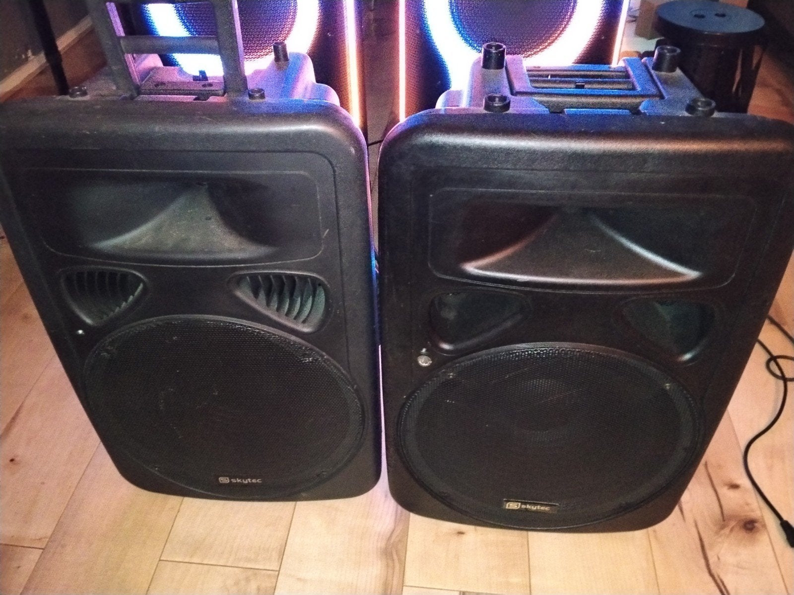 2 actieve Skytec 15 inch speakers, Overige merken, Gebruikt, Party speaker, Ophalen of Verzenden
