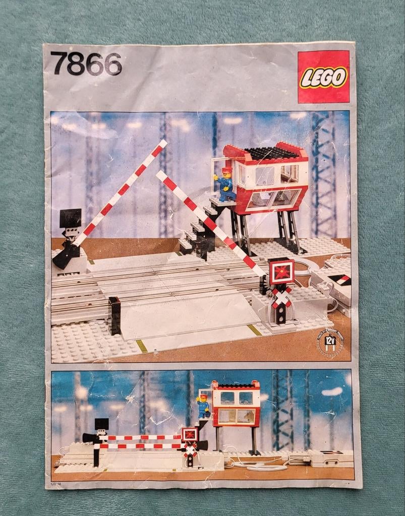 Lego trein 12 Volt rails spoorweg overgang bouwboek set 7866, Gebruikt, Lego, Ophalen of Verzenden, Losse stenen
