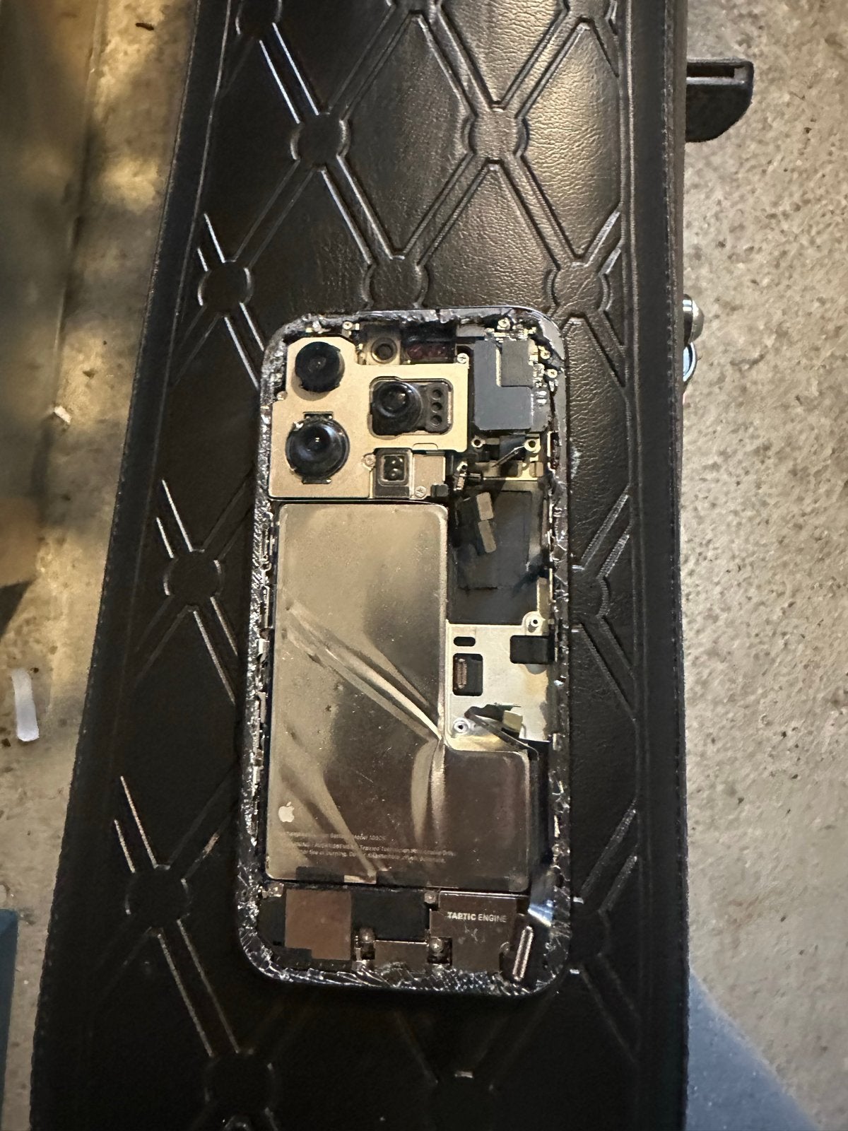 iPhone 16 Pro Voor onderdelen, Telecommunicatie, 97 %, Zwart, Zonder simlock, Niet werkend
