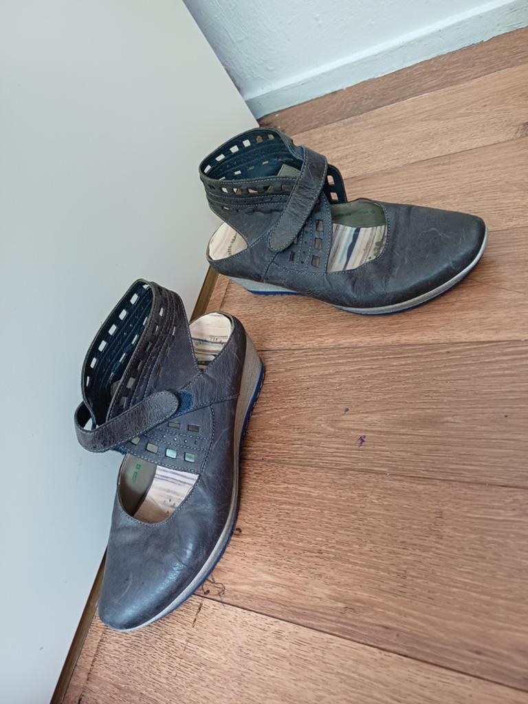 THINK DAMESSANDALEN, Kleding | Dames, Schoenen, Ophalen of Verzenden, Zo goed als nieuw, Sneakers of Gympen