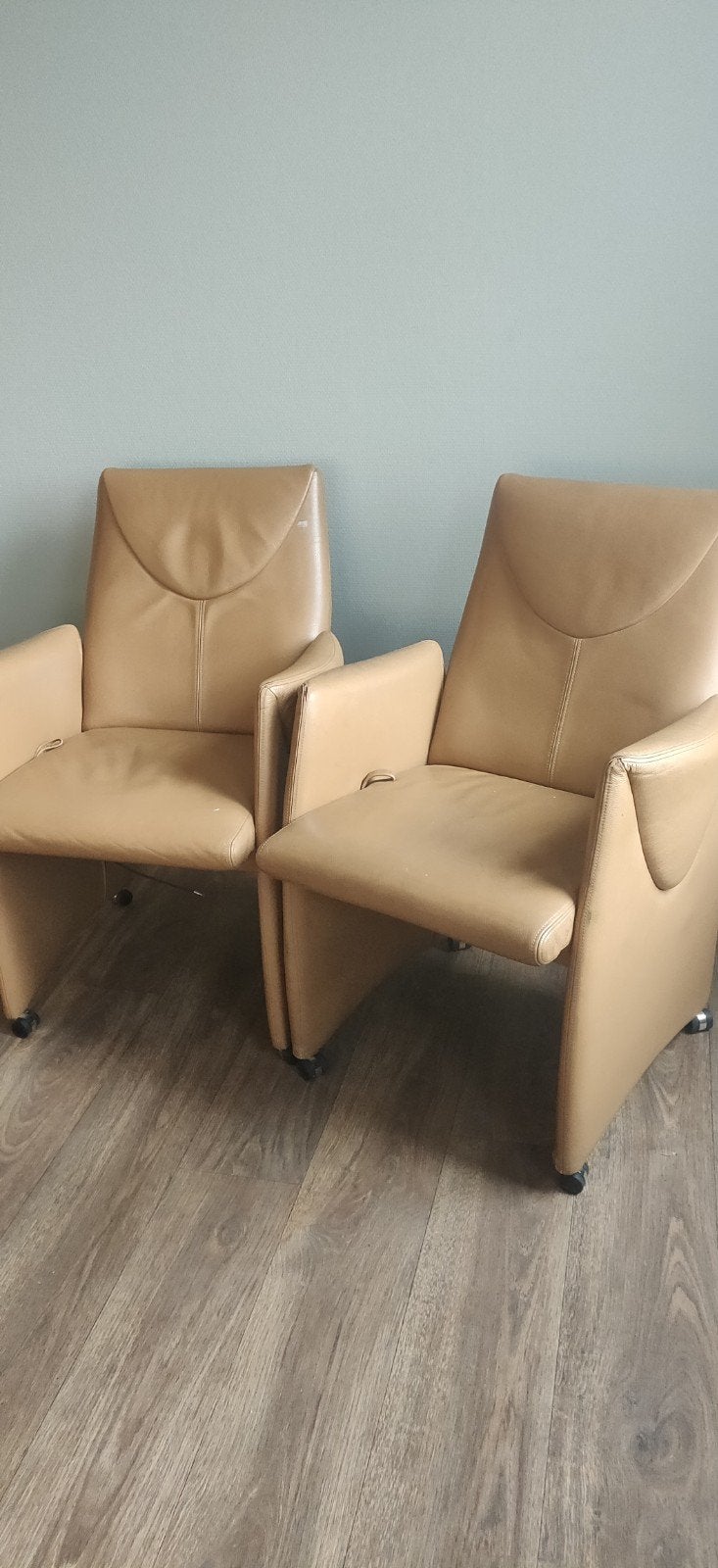 Twee leren camelkleurige stoelen met kantelbare leuningen, Huis en Inrichting, Stoelen, Ophalen, Gebruikt, Leer, Twee