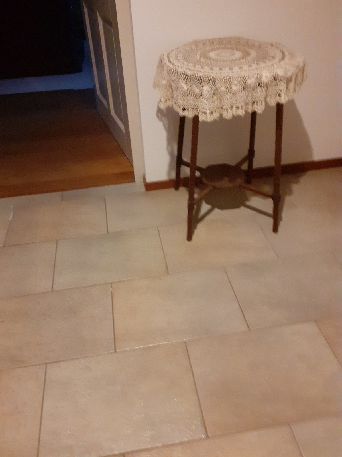 Antieke bijzettafel met gehaakt kleedje, Minder dan 55 cm, Gebruikt, Klassiek, Antiek, Rond