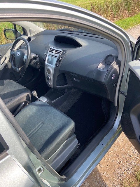 Foto 12 van Toyota Yaris AUTOMAAT met gebruikers sporen