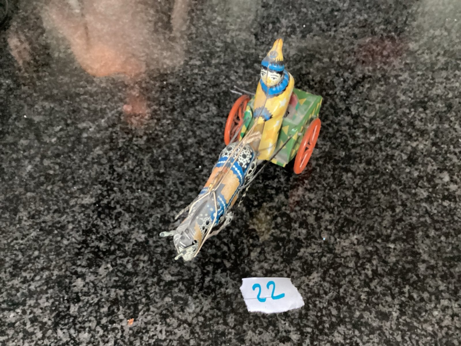 Vintage handgeschilderd speelgoed: man met kar, Ophalen of Verzenden