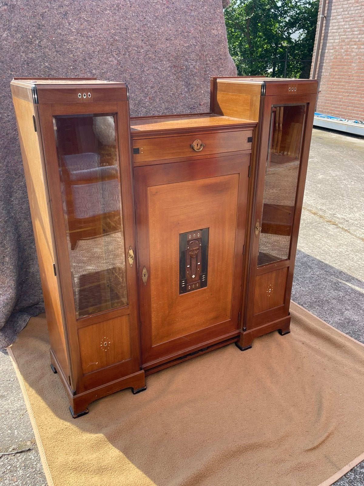 Amsterdamse school  kast, Ophalen