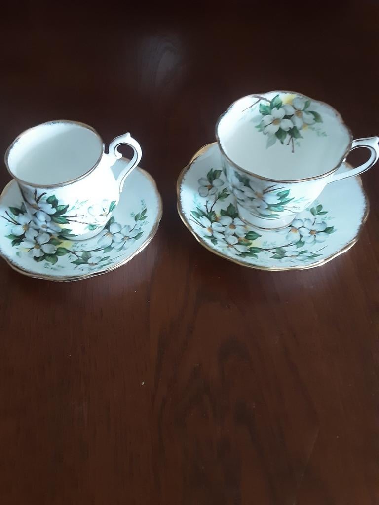 Royal Albert dames en heren kop en schotels White Dogwood, Antiek en Kunst, Antiek | Servies los, Ophalen of Verzenden